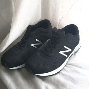 NEW BALANCE BNWOT kids size 2 sneaker